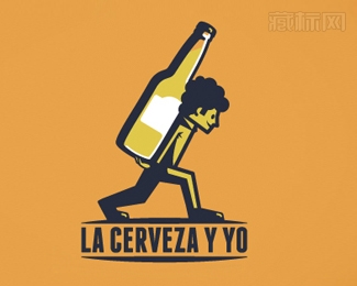 La Cerveza背着啤酒瓶的男人logo设计